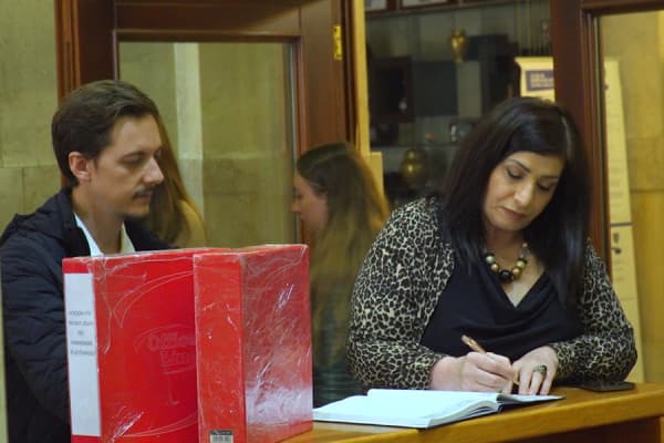 ​Dorëzohet në Kuvend peticioni për projekt-ligjin për parandalimin e vetëvrasjes me mbi 13 mijë nënshkrime