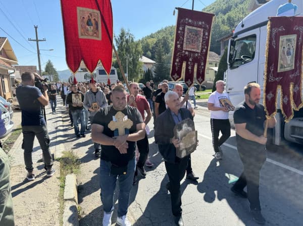 ​Serbët protestojnë kundër shkatërrimit të monumenteve fetare në Zubin Potok