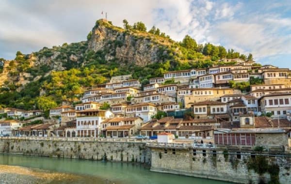 ​“Bussines Day”: Shqipëria mes pesë destinacioneve më të bukura për t’u vizituar