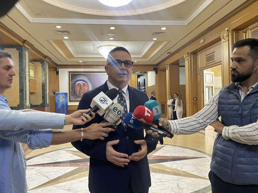 Tahiri: Qeveria e ka sjellë situatën që një ambasador të dërgojë porosi që s’i dërgohet një vendi mik
