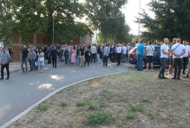 Edhe sot serbët janë tubuar para ndërtesës komunale të Mitrovicës së Veriu