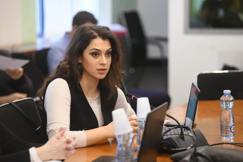 Sveçla tha se s’ka detaje për kontratën 15 milionëshe, Kica-Xhelili: Ky është vetëm një nga 270 milionët e juaj ndër tavolinë