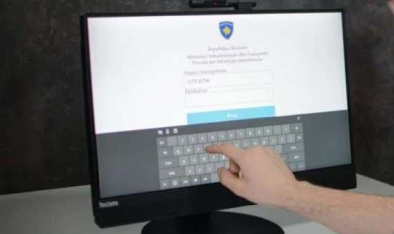 Policia i zë dy kandidatët në Gjakovë që tentuan të kopjojnë në testin për patentë