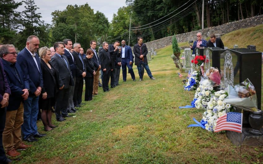 Gërvalla bën homazhe tek varrezat e vëllezërve Bytyqi në New York: Zbardhja e këtij krimi, plagë e hapur