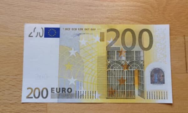 Punëtorja e një marketi në Prishtinë i raporton 200 euro falsifikuara, arrestohet i dyshuari
