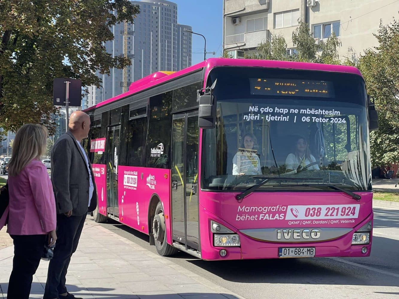 Fushatë vetëdijësuese për kancerin e gjirit – Fillon qarkullimi i autobusit me logon “Race for the Cure Prishtina 2024”