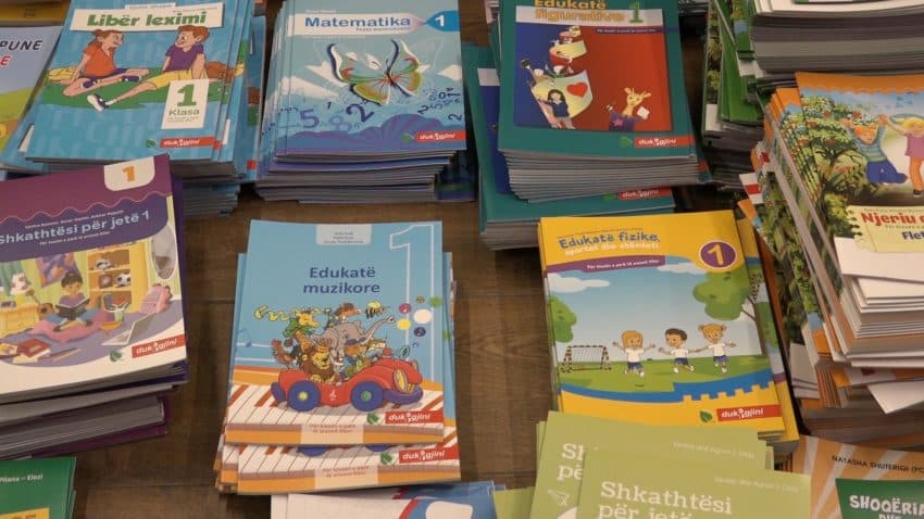 Në një shkollë në Fushë-Kosovë jo të gjithë nxënësit janë pajisur me libra, dyshohet se parat u keqpërdorën nga prindërit