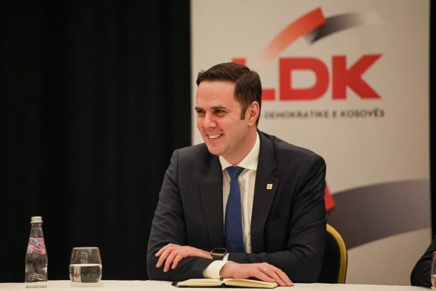 Abdixhiku i uron vitin e ri shkollor nxënësve, i dërgon vajzat në shkollë