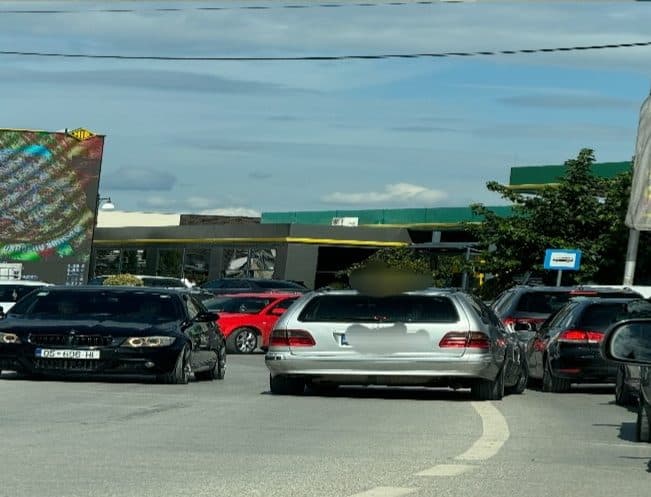 Gjobë ndaj shoferit që bëri tejkalim të kolonës së automjeteve në Ferizaj