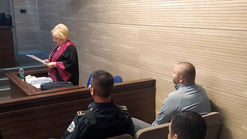 I akuzuari për sulm ndaj KFOR-it dhe Policisë dënohet me dy vite burgim me kusht dhe 9 mijë e 500 euro gjobë