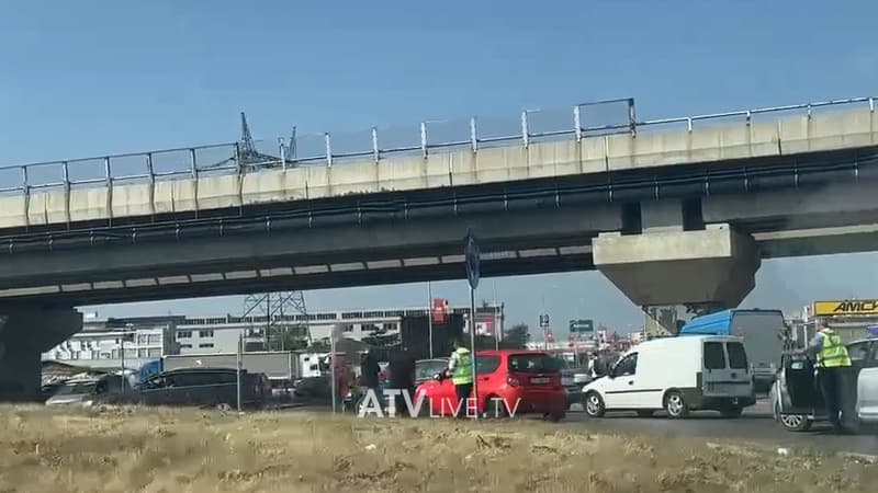 Aksident mes dy veturave në Fushë Kosovë, policia dalin në vendngjarje