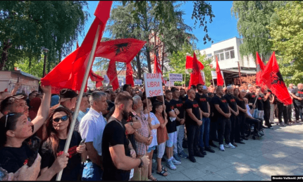 Shqiptarët e Luginës marshojnë për “identitet e dinjitet”, kërkojnë kthimin e gjykatës dhe të adresave e integrim
