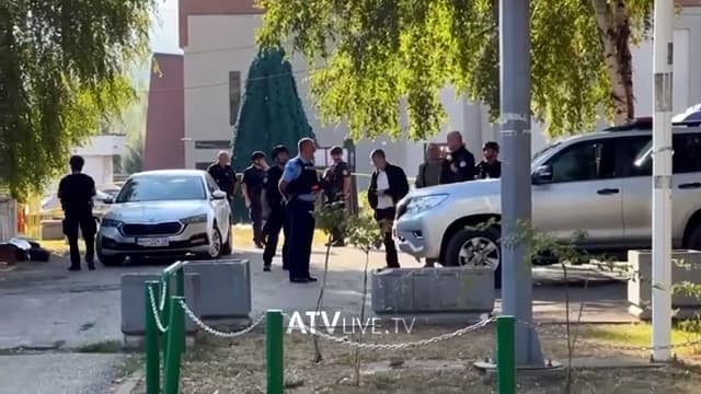 “Punonjësit” e strukturave ilegale serbe mblidhen para zyrave të mbylllura