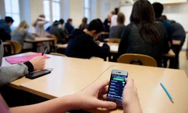 Greqia i ndalon telefonat në orën e mësimit