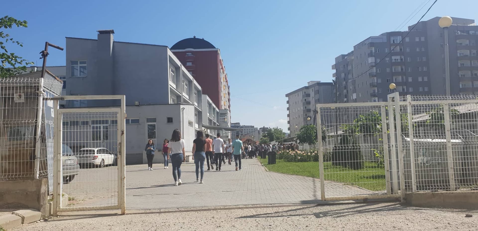 Protestojnë nxënësit e Xhevdet Dodës, nuk duan të mbajnë mësim në objektin tjetër