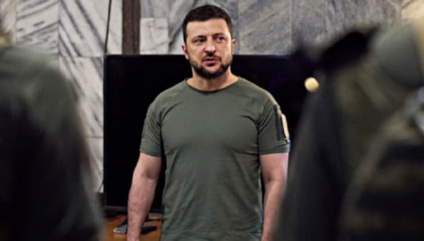 Zelensky nënshkruan ligjin, të rinjtë që mbushin 17 vjeç do rekrutohen në ushtri
