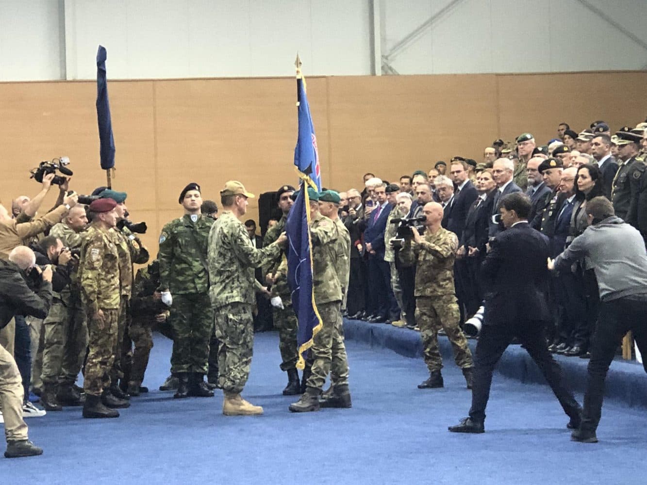 Gjeneralmajori Ulutas ia dorëzon komandën e KFOR-it italianit Barduani, theksohet mbështetja e aleancën në dialog