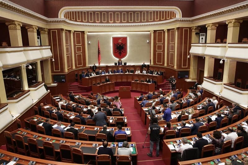 Incidentet në Kuvendin e Shqipërisë, ambasada e ShBA: Vetëpërmbahuni, përqafoni vlerat e qytetarisë