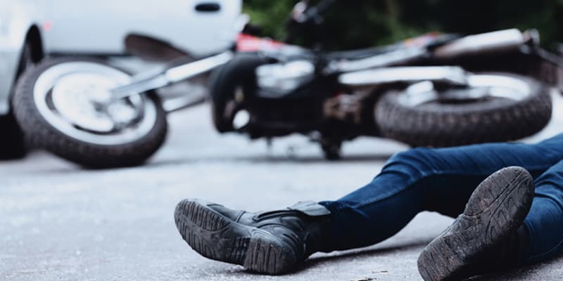 Vetura godet një motoçikletë në Lipjan, lëndohet rëndë një person