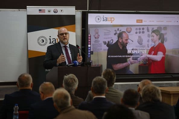 Hovenier merr pjesë në inaugurimin e Institutit Antropologjik, i ndahet një çmim