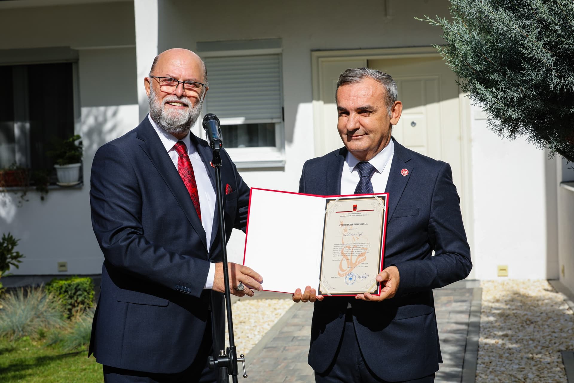 Poeti Lulzim Tafa nderohet nga ambasada e Shqipërisë në Kosovë, për kontributin në letërsi