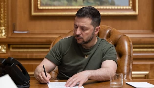 Zelensky nënshkruan ligjin që lejon shtetasit e huaj të jenë oficerë në ushtrinë e Ukrainë