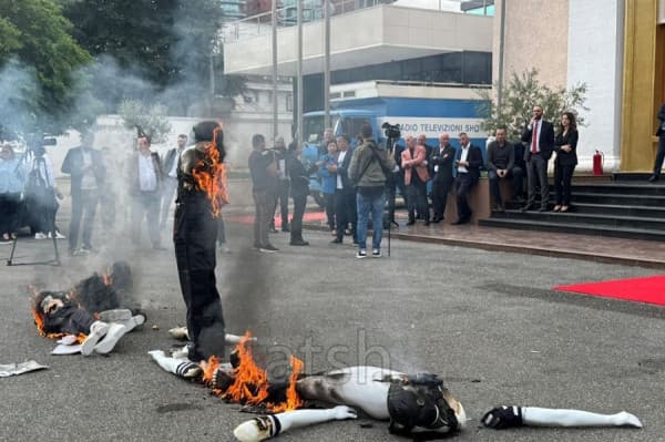 Deputetët e opozitës, kaos jashtë Kuvendit, u vënë flakën 4 manekinëve në Shqipëri