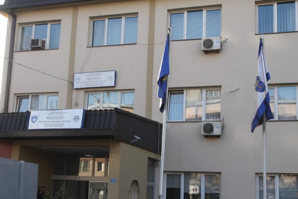 ​Hedhin shishe me lëndë djegëse drejt një shtëpie në Prishtinë