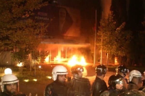 ​Protesta e opozitës, një i arrestuar dhe 5 të shoqëruar, 7 të tjerë në kërkim