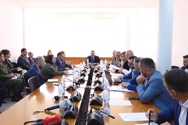 ​Për tetë muaj janë larguar mbi 100 ushtarë nga FSK-ja, arsyet e migrimit jashtë vendit