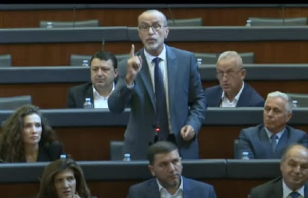 ​Haxhiu kërkon që Mimoza Kusarit t’i merret mandati i deputetes