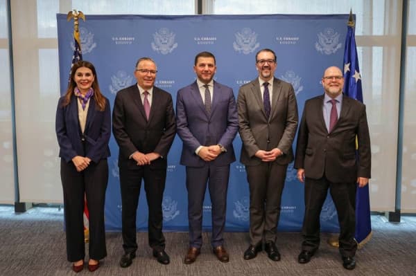 Krasniqi takon emisarin amerikan: Ritheksuam nevojën e Kosovës për bashkërendim me aleatët strategjikë