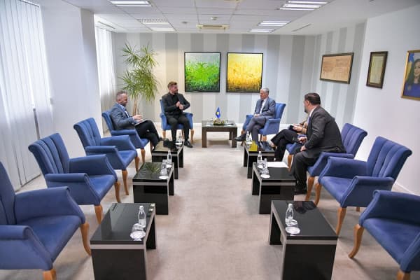 ​Bislimi takohet me Nevzad Lutfiun, diskutojnë për sfidat e shqiptarëve në Luginë