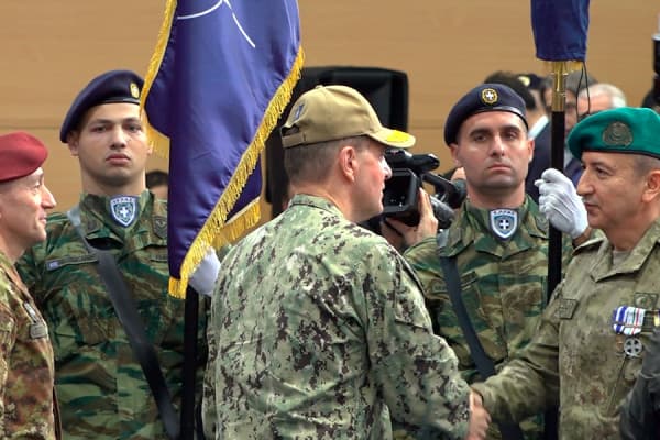 ​Admirali i NATO-s për dialogun: Qeveritë që veprojnë njëanshëm përshkallëzojnë tensionet