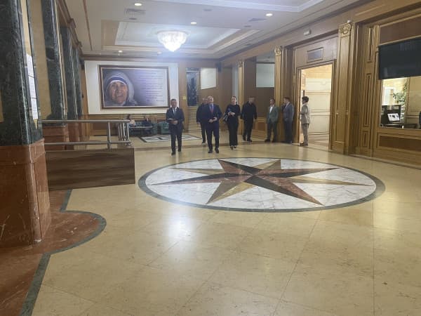 ​Deputetët e opozitës nisin të vinë për seancën e jashtëzakonshme, maxhoranca e bojkoton