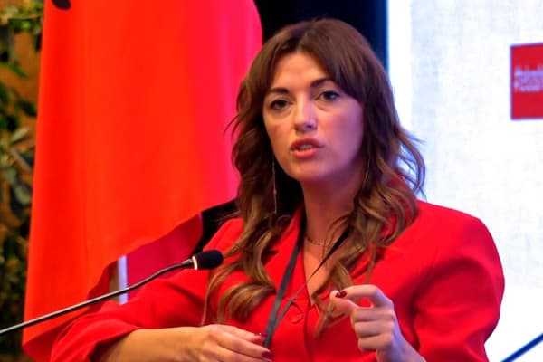 Ministrja Haxhiu thotë se po bëhet luftë hibride kundrejt Vetëvendosjes