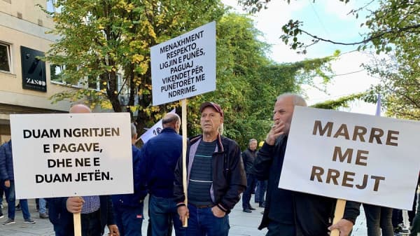 ​”Duam ngritjen e pagave”, punëtorët e KEK-ut protestojnë në Prishtinë
