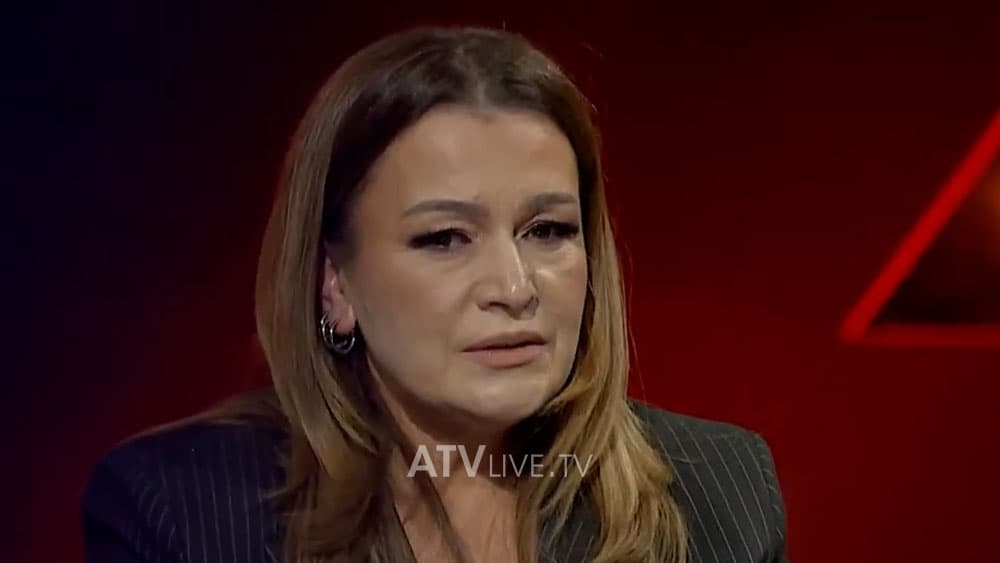 “Sot nuk pimë kafe”, këngëtarja përlotet derisa tregon momentin kur vdiq njëri nga njerëzit e saj më afërt