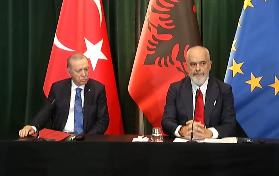 Erdogan i dhuron Shqipërisë dronë kamikazë, Rama: Nuk duhet të shqetësohet askush