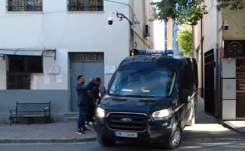I rrethuar nga forca të shumta policie, Ilir Meta mbërrin në gjykatë