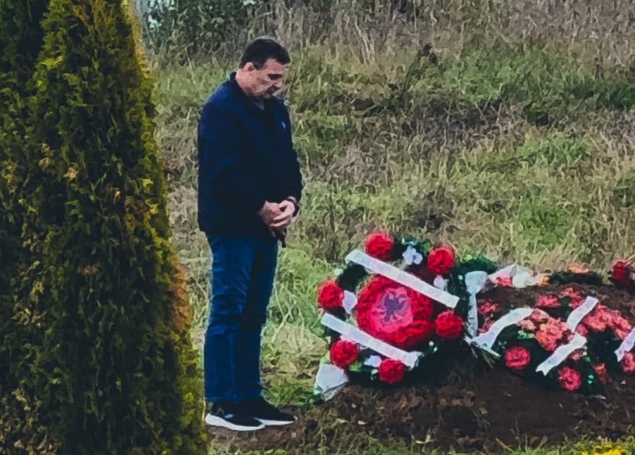 Haxhi Shala vjen në Kosovë, shkon te varri i babait