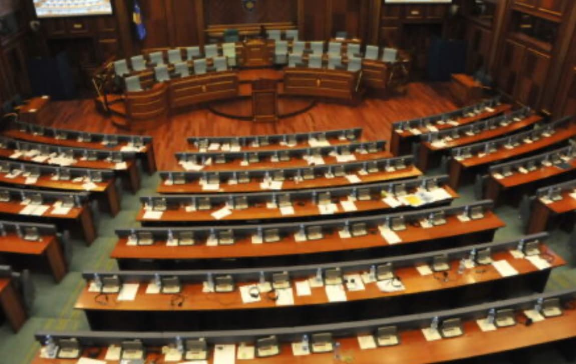 Largimet nga VV-ja rrezikojnë shumicën parlamentare: Sfida të reja për Qeverinë Kurti në Kuvend