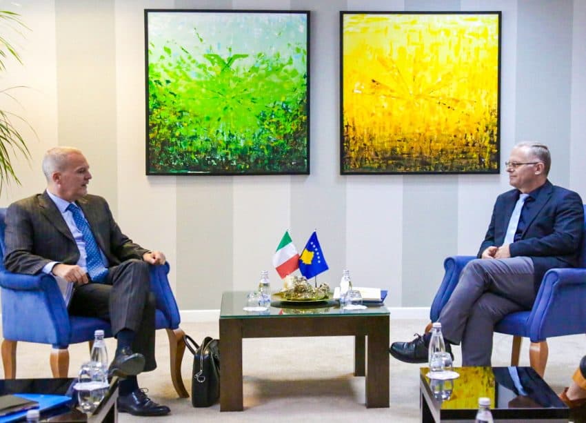 Bislimi dhe ambasadori italian flasin për heqje të masave ndëshkuese të BE-së për Kosovën