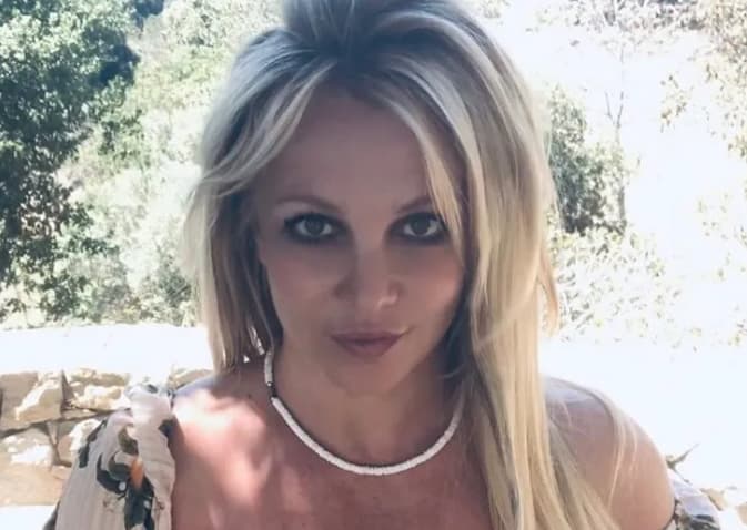 Britney Spears mbeti pa qerpikë dhe vetulla si pasojë e shpërthimit të një zjarri