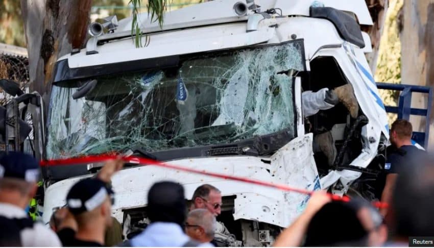 Kamioni godet stacionin e autobusëve në Izrael, dhjetëra të lënduar
