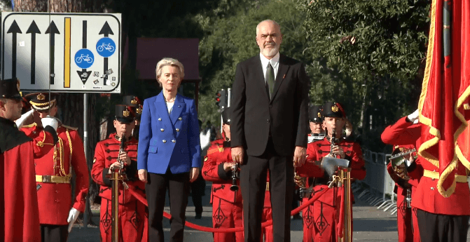 Von der Leyen mbërrin në Tiranë, pritet nga Rama