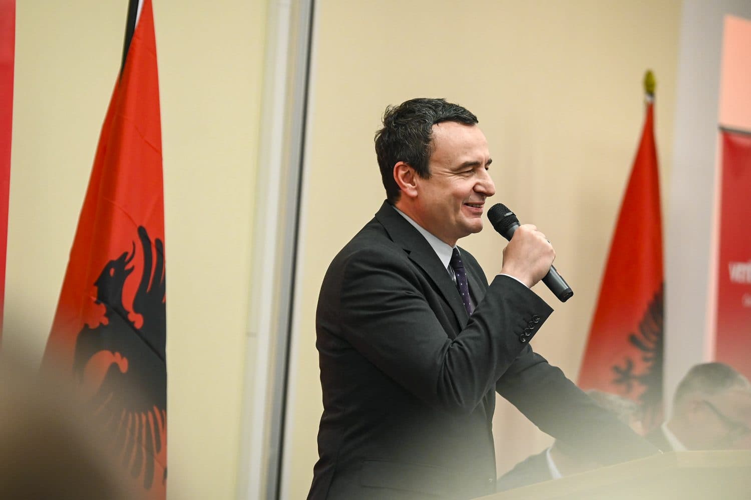 Kurti takohet me bashkatdhetarë në Berlin