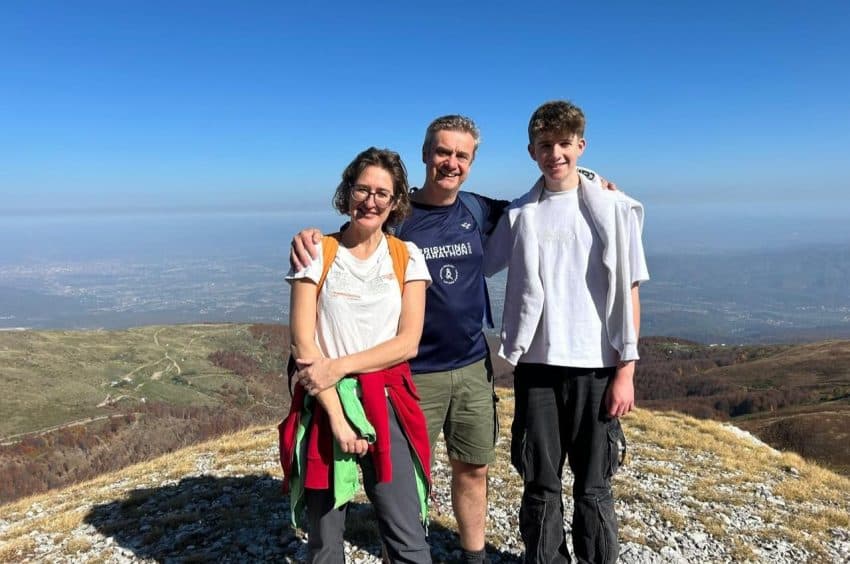 Ambasadori britanik bashkë me familjen ngjitet në majën e Lubotenit