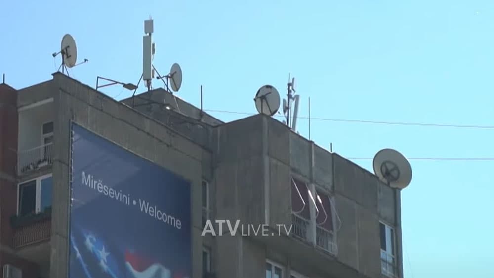 Antenat në ballkonet e ndërtesave, rrezik për jetën e kalimtarëve