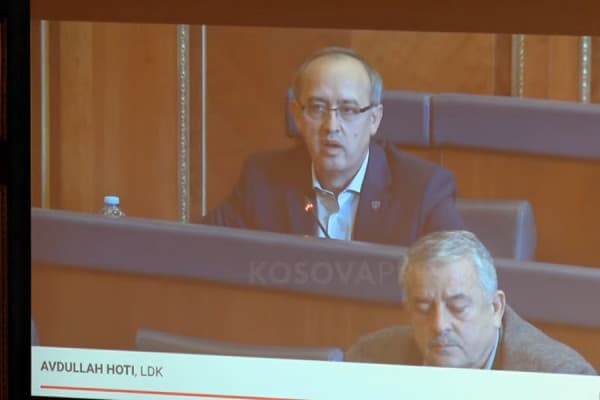 ​Hoti: Kurti ngriti alarmin që ushtria serbe është afër kufirit, vet bën fushatë në Gjermani